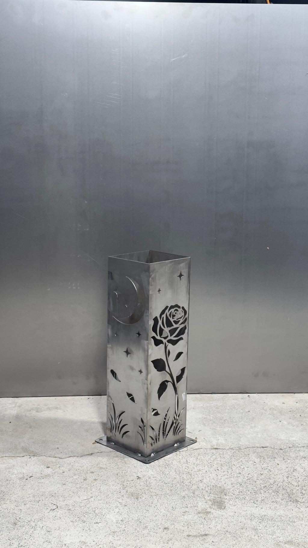 Midnight Rose – Solar Illuminated Garden Pillar