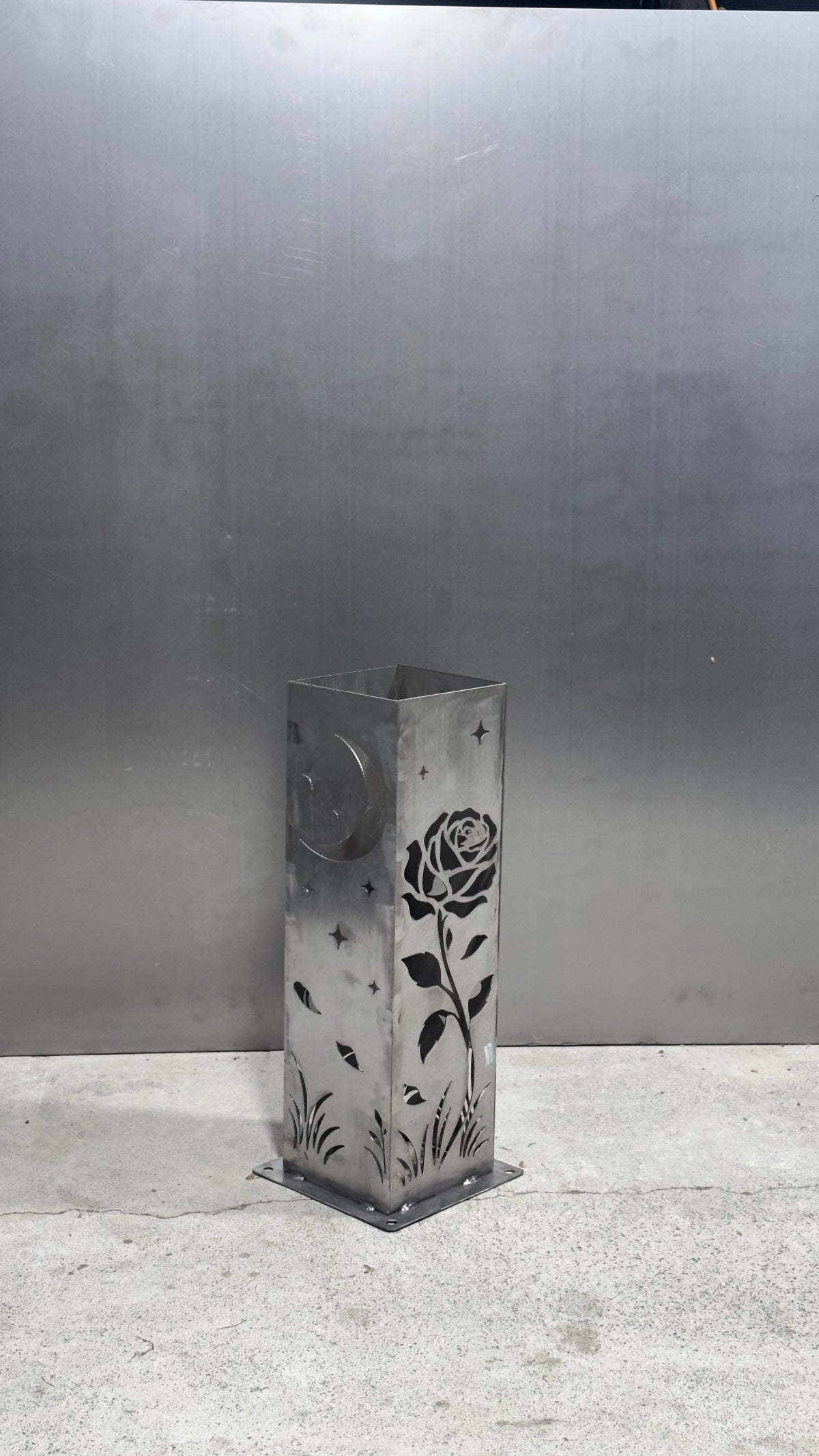 Midnight Rose – Solar Illuminated Garden Pillar