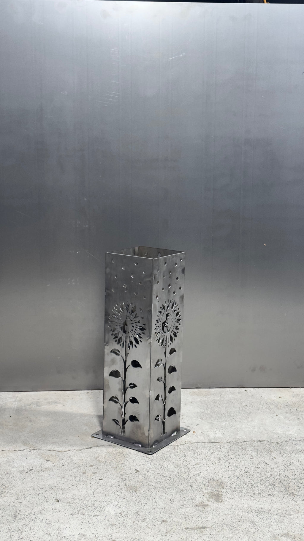 Daisies After Dark – Solar Illuminated Garden Pillar