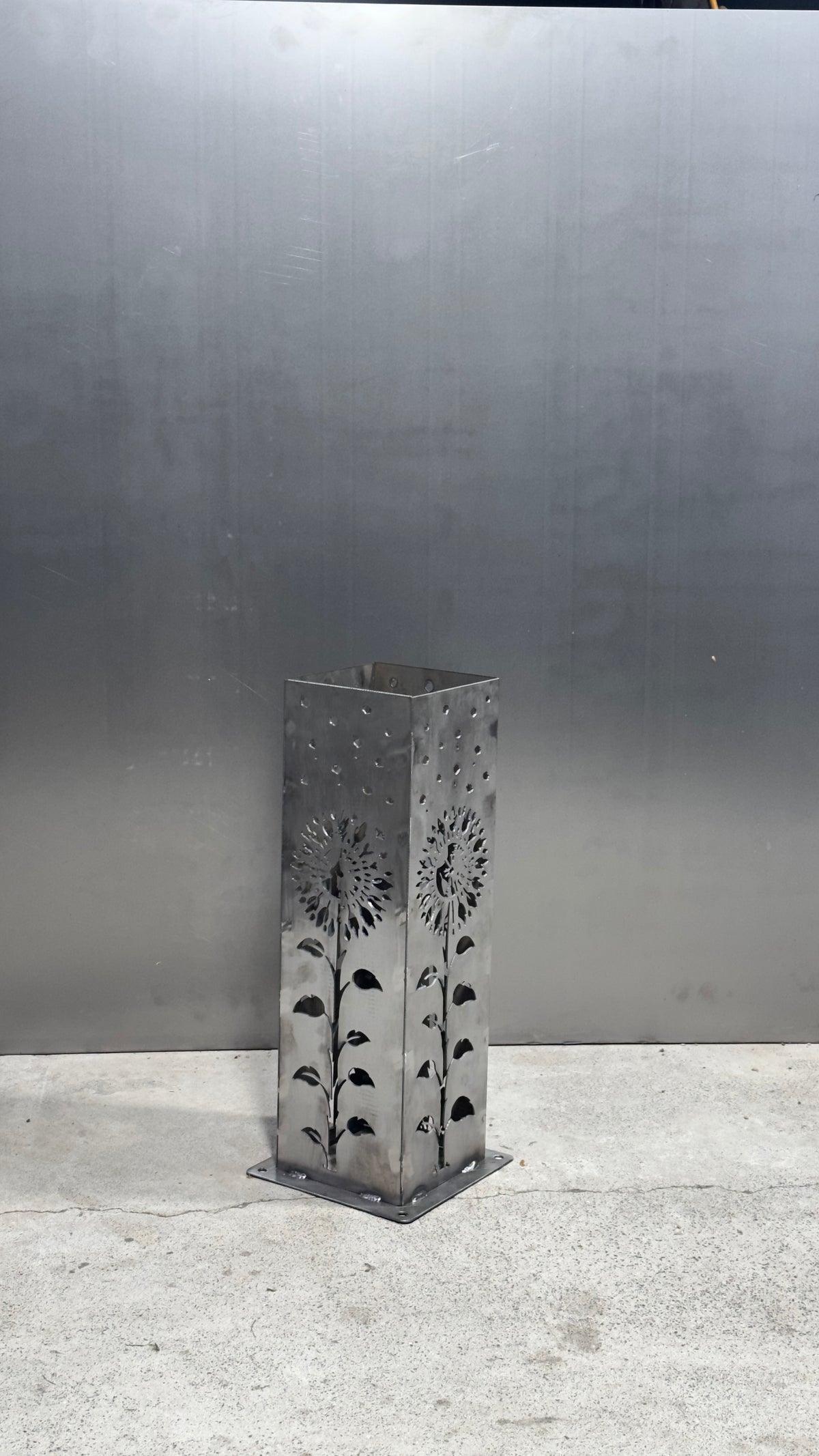 Daisies After Dark – Solar Illuminated Garden Pillar