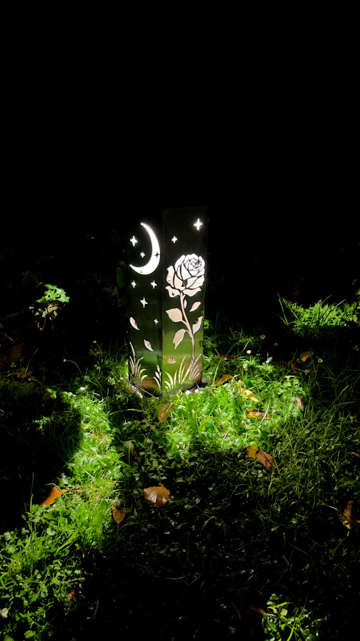 Midnight Rose – Solar Illuminated Garden Pillar