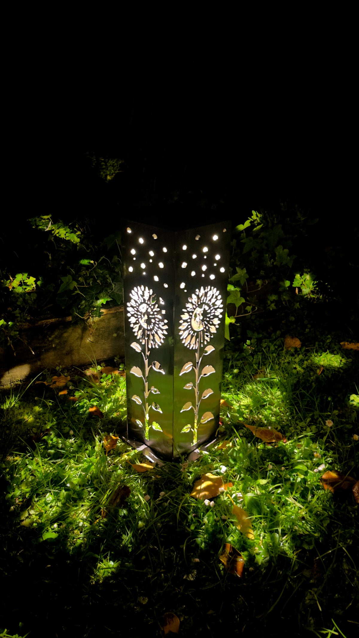Daisies After Dark – Solar Illuminated Garden Pillar