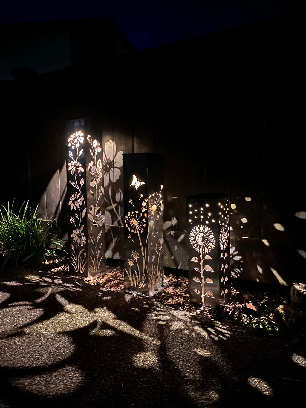 Daisies After Dark – Solar Illuminated Garden Pillar